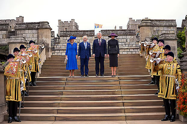 রাজা তৃতীয় চার্লস ও রানি ক্যামিলার সঙ্গে ডোনাল্ড ট্রাম্প ও মেলানিয়া ট্রাম্প। বুধবার, যুক্তরাজ্যের উইন্ডসর ক্যাসলে