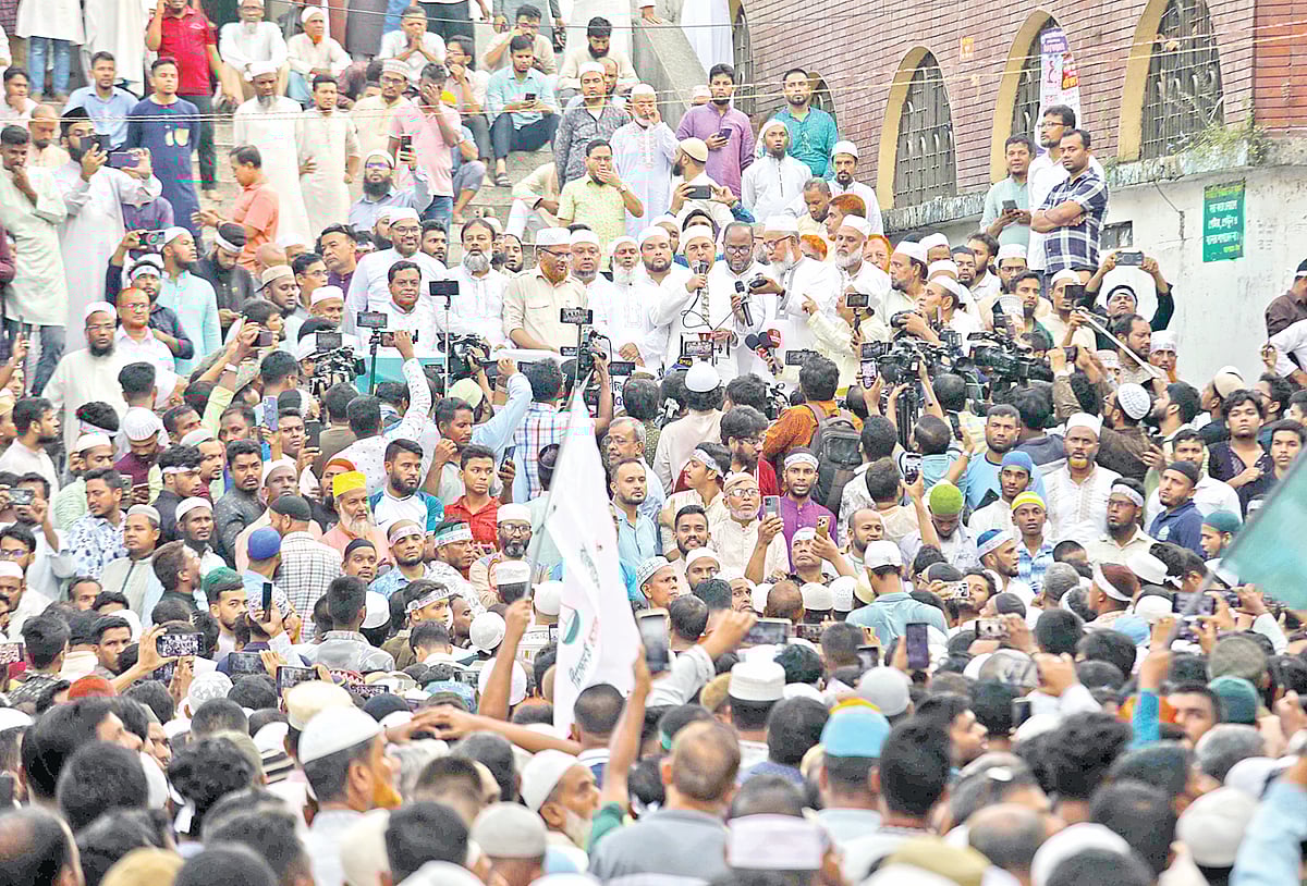 পাঁচ দফা দাবিতে জামায়াতে ইসলামীর বিক্ষোভ সমাবেশ। গতকাল বিকেলে চট্টগ্রাম নগরের আন্দরকিল্লা জামে মসজিদের সামনে