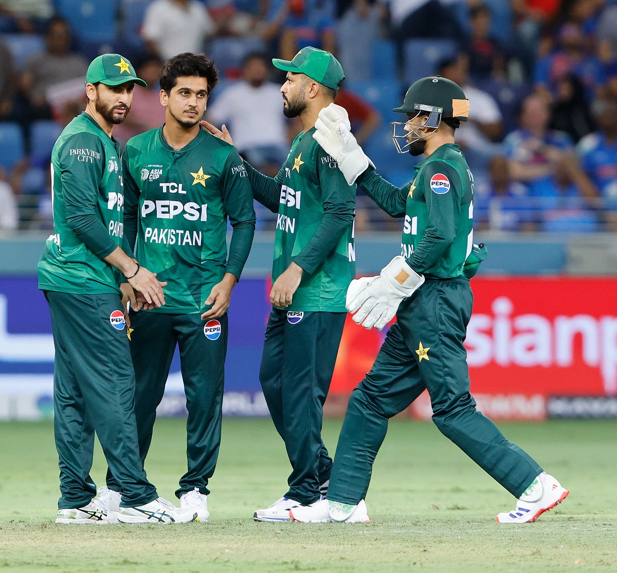 পাকিস্তান ক্রিকেট দলের একাংশ। ভারত–পাকিস্তান ম্যাচের ছবি।