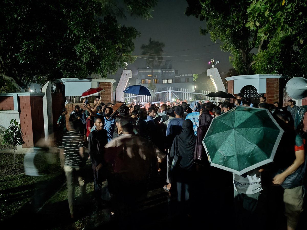 রাজশাহী বিশ্ববিদ্যালয়ে পোষ্য কোটা পুনর্বহালের সিদ্ধান্তের প্রতিবাদে বৃষ্টি উপেক্ষা করে শিক্ষার্থীদের অবস্থান ও বিক্ষোভ। গতকাল বৃহস্পতিবার রাতে উপাচার্যের বাসভবনের সামনে