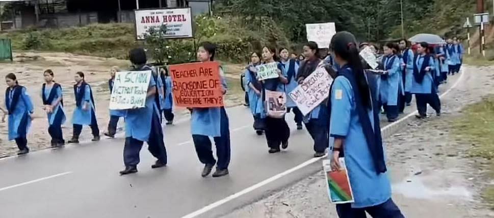শিক্ষক নিয়োগের দাবিতে ৬৫ কিলোমিটার পদযাত্রা করে ভারতের অরুণাচল প্রদেশের কস্তুরবা গান্ধী বালিকা বিদ্যালয়ের ছাত্রীরা