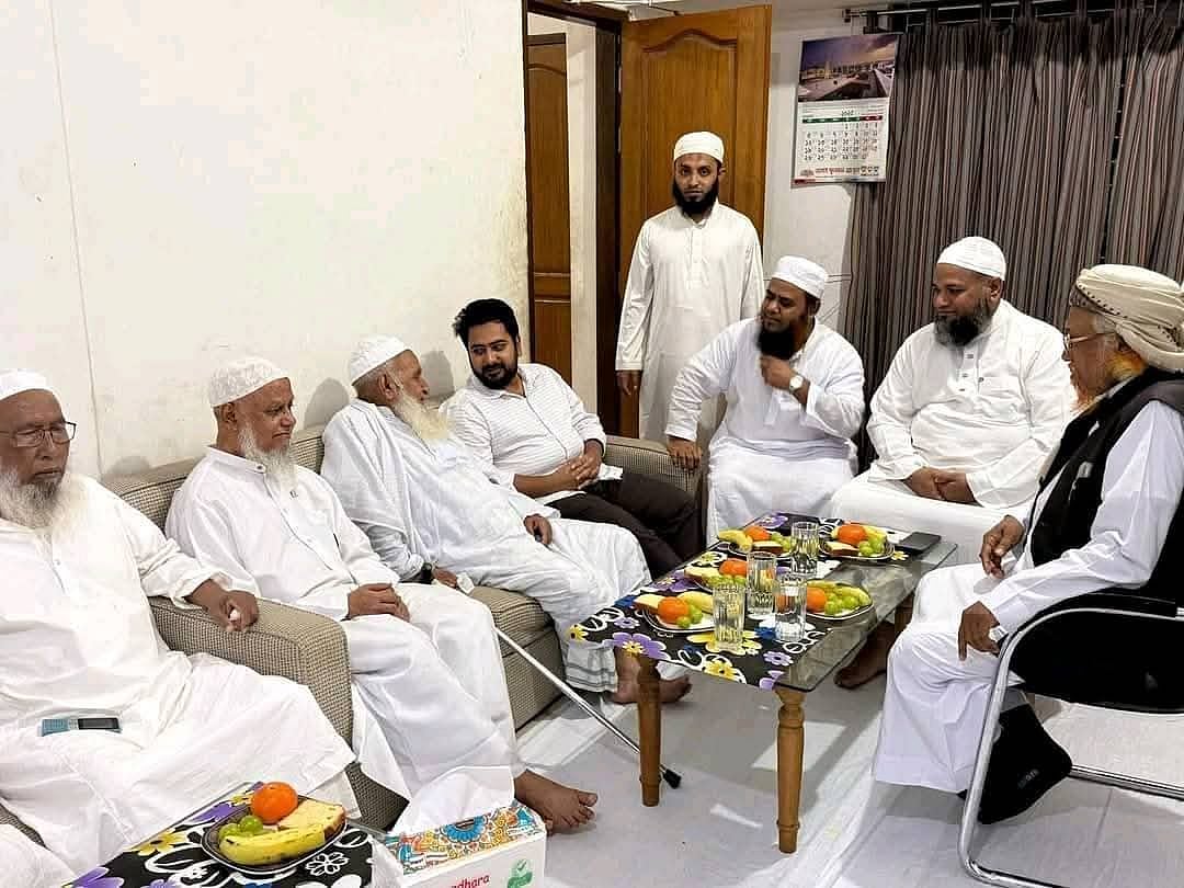 হেফাজতে ইসলামের আমির শাহ মুহিবুল্লাহ বাবুনগরীর সঙ্গে জাতীয় নাগরিক পার্টির (এনসিপি) আহ্বায়ক নাহিদ ইসলাম। বৃহস্পতিবার সন্ধ্যায় রাজধানীর বসুন্ধরা আবাসিক এলাকায় এই সাক্ষাৎ হয়