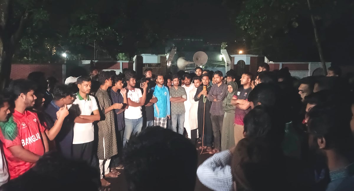 আজ শুক্রবার বাদ জুমা শিক্ষার্থীরা বিক্ষোভ কর্মসূচির ঘোষণা দিয়েছেন। গতকাল বৃহস্পতিবার রাতে রাজশাহী বিশ্ববিদ্যালয়ের উপাচার্যের বাসভবনের সামনে তোলা