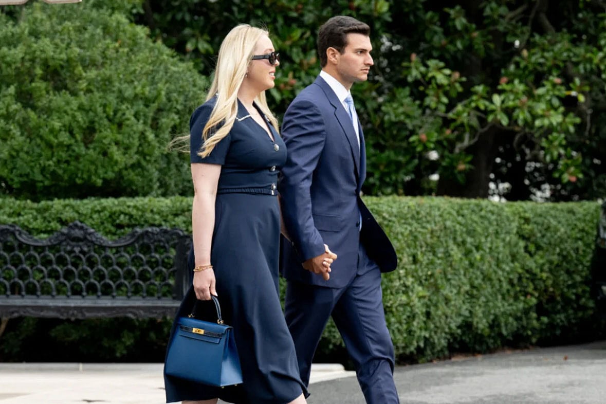 টিফানি ট্রাম্প ও তাঁর বর মাইকেল বুলোস। প্রেসিডেন্ট ডোনাল্ড ট্রাম্পের সঙ্গে যুক্তরাজ্যে যেতে হোয়াইট হাউস থেকে বের হয়ে তাঁরা মেরিন ওয়ানে যাচ্ছেন, ১৬ সেপ্টেম্বর ২০২৫