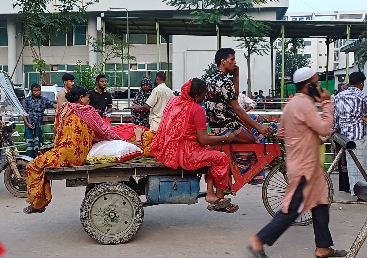 ময়মনসিংহ মেডিকেল কলেজ হাসপাতালে অ্যাম্বুলেন্স চালকদের ধর্মঘটের কারণে ভ্যানগাড়িতে রোগী আনা হয় হাসপাতালে। শনিবার বিকেলে হাসপাতাল প্রাঙ্গণে।