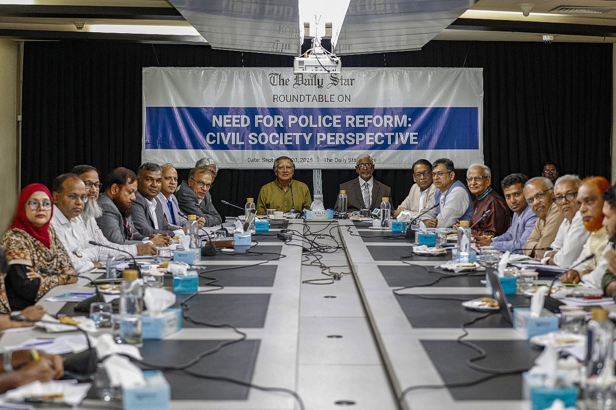‘পুলিশ সংস্কারের প্রয়োজনীয়তা: নাগরিক সমাজের দৃষ্টিভঙ্গি’ শীর্ষক গোলটেবিল বৈঠকে বিশিষ্টজনেরা। ঢাকা, ২০ সেপ্টেম্বর