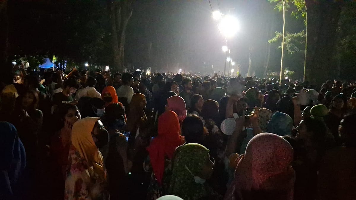 পোষ্য কোটা বাতিলের দাবিতে রাজশাহী বিশ্ববিদ্যালয়ের উপাচার্যের বাসভবনের সামনে শিক্ষার্থীদের অবস্থান।