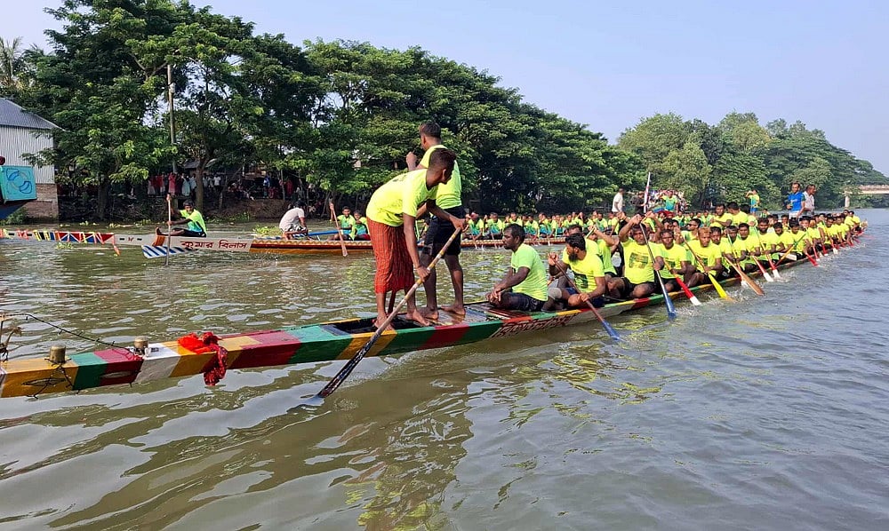 গোপালগঞ্জের কাশিয়ানী উপজেলার কুমার নদে ঐতিহ্যবাহী নৌকাবাইচ। গতকাল শুক্রবার বিকেলে হোগলাকান্দি গ্রামে