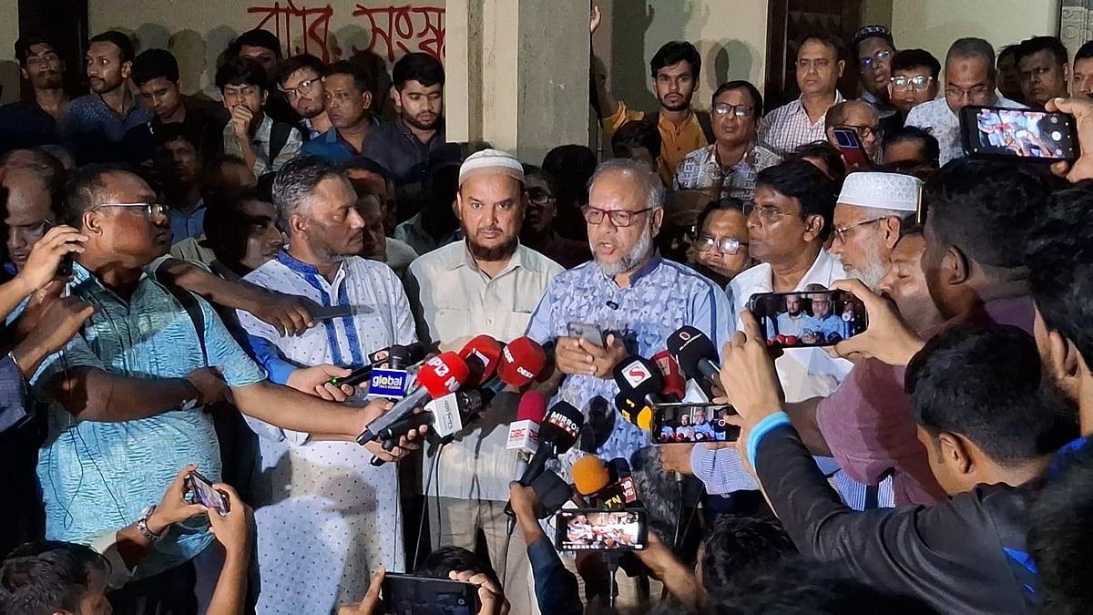 সংবাদ সম্মেলনে বিশ্ববিদ্যালয়ের জাতীয়তাবাদী শিক্ষক ফোরামের সভাপতি অধ্যাপক আবদুল আলিম। শনিবার রাত পৌনে ১০টার দিকে সিনেট ভবনের সামনে