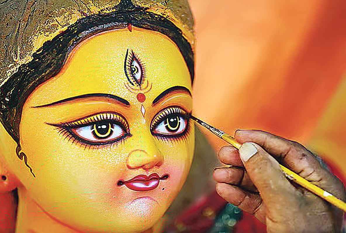 বাঙালি সনাতন ধর্মাবলম্বীদের সবচেয়ে বড় ধর্মীয় অনুষ্ঠান শারদীয় দুর্গাপূজার পুণ্যলগ্ন শুভ মহালয়া আজ রোববার