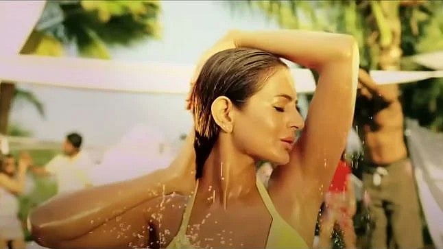 ‘লেজি লামহে’ গানের দৃশ্যে আমিশা