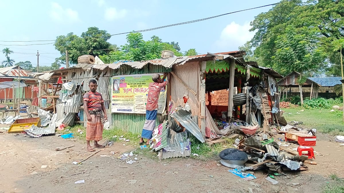 ময়মনসিংহ নগরের সুতিয়াখালী বাজারে গতকাল শুক্রবার একটি খানকা ভাঙচুর করা হয়। আজ শনিবার সকালে ভক্তরা সেটা মেরামতের চেষ্টা করেন