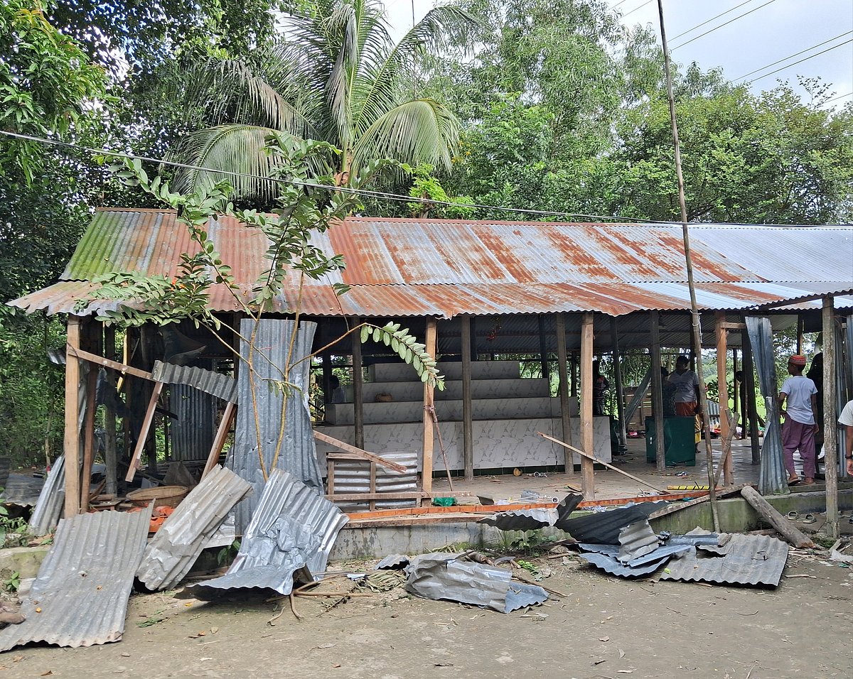 কুমিল্লার হোমনা উপজেলার আসাদপুর গ্রামে আবদু শাহ–এর মাজারে গত বৃহস্পতিবার হামলা করা হয়