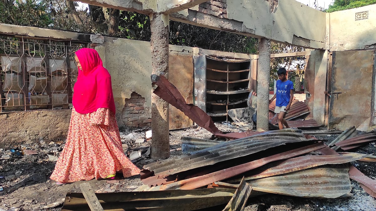 কুমিল্লার হোমনা উপজেলার আসাদপুর গ্রামে বৃহস্পতিবার চারটি মাজারে হামলার পর শুক্রবার ঘটনাস্থল ঘুরে দেখেন ভক্তরা। গতকাল শুক্রবার বিকেলে তোলা