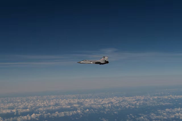 সুইডিশ সেনাবাহিনী ছবিটি প্রকাশ করেছে। ছবিতে একটি রুশ মিগ-৩১ যুদ্ধবিমানকে বাল্টিক সাগরের আকাশে দেখা যাচ্ছে। যুদ্ধবিমানটি এস্তোনিয়ার আকাশসীমা দিয়ে উড়ে এসেছে বলে দাবি করা হচ্ছে। তবে এখানে যুদ্ধবিমানটি আন্তর্জাতিক জলসীমার আকাশে অবস্থান করছে। ছবিটি প্রকাশ করা হয় ১৯ সেপ্টেম্বর ২০২৫