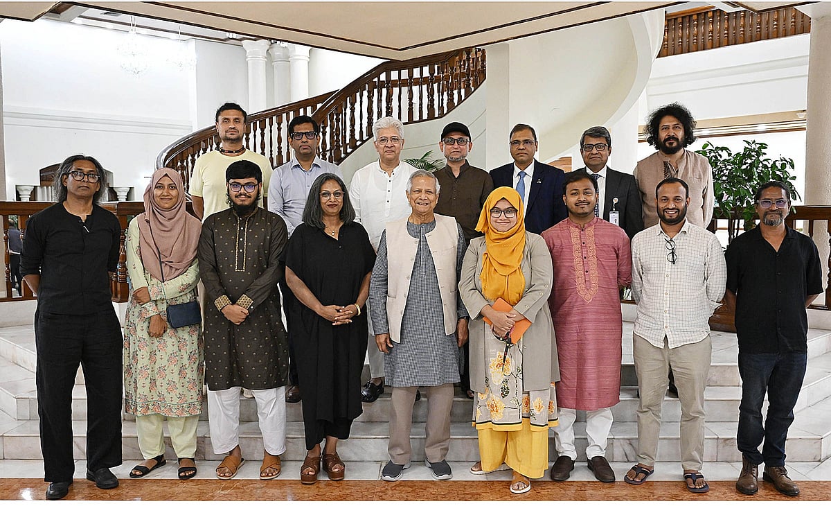 রাষ্ট্রীয় অতিথি ভবন যমুনায় প্রধান উপদেষ্টা অধ্যাপক মুহাম্মদ ইউনূসের সঙ্গে বৈঠক শেষে তাঁর সঙ্গে জুলাই স্মৃতি জাদুঘর নির্মাণ সংশ্লিষ্ট ব্যক্তিরা ফটোসেশনে অংশ নেন। ২০ সেপ্টেম্বর