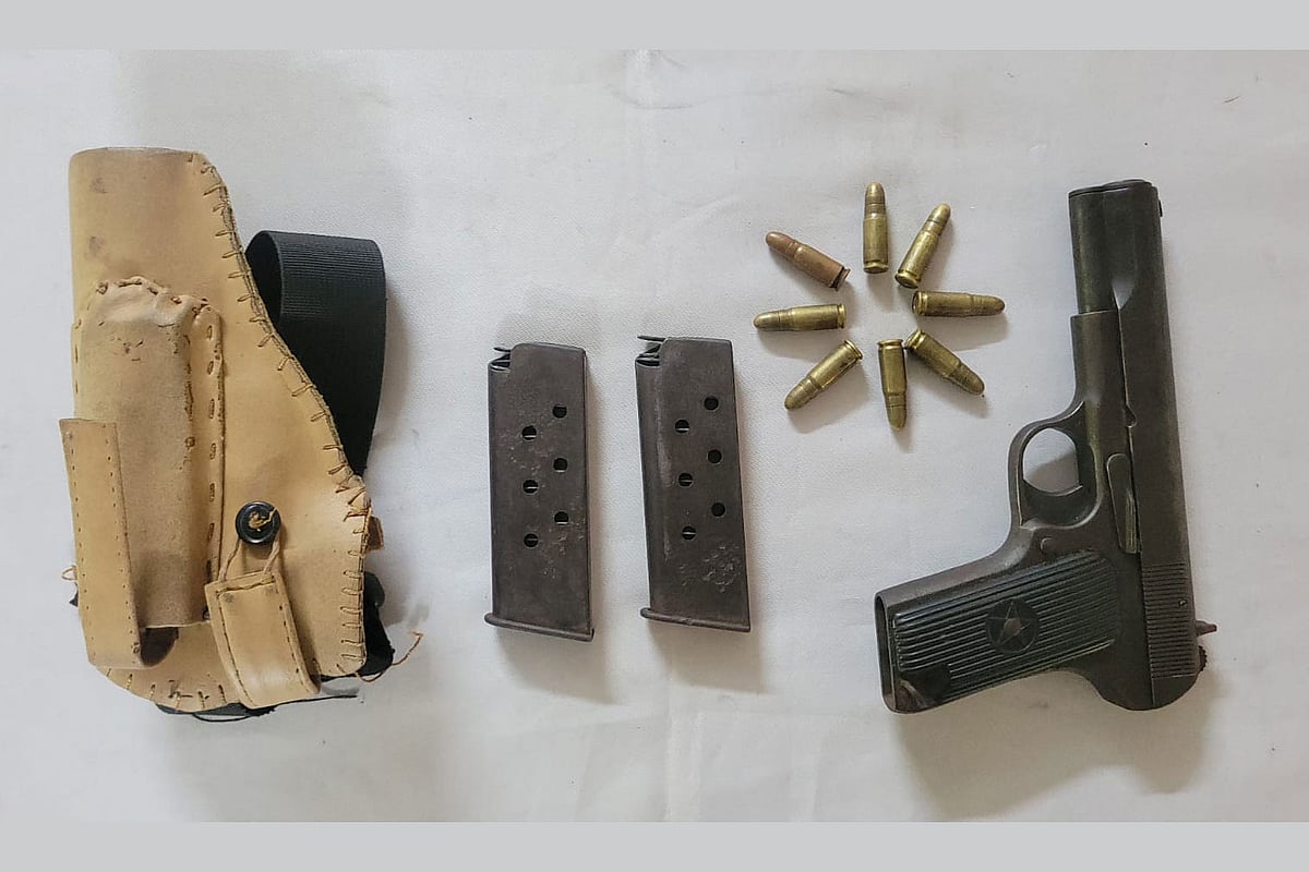 উদ্ধার হওয়া বিদেশি পিস্তল, গুলি, ম্যাগাজিন