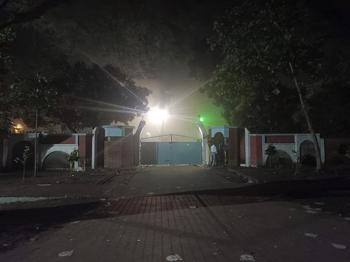 রাজশাহী বিশ্ববিদ্যালয়ের উপাচার্যের বাসভবনের সামনে থেকে চলে গেছেন আন্দোলনরত শিক্ষার্থীরা।  শনিবার দিবাগত রাত সাড়ে ৩টার দিকে