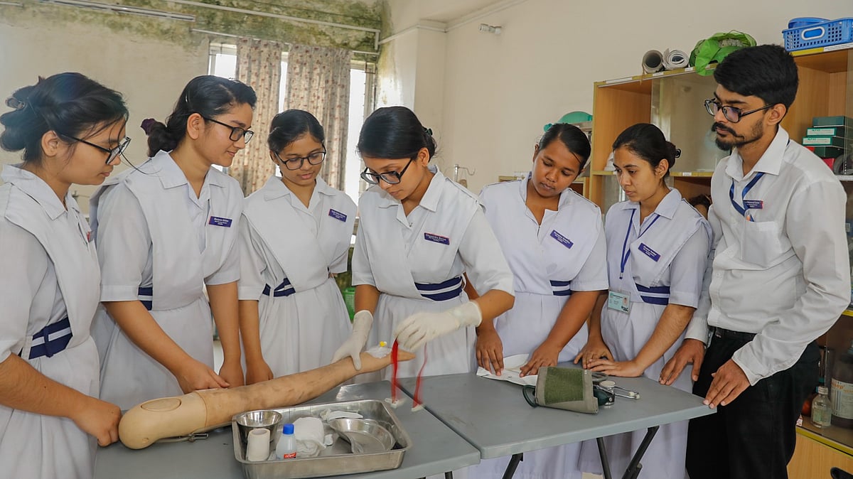 নার্সিংয়ে পড়ার সিদ্ধান্ত বদলে দিতে পারে তরুণদের জীবন