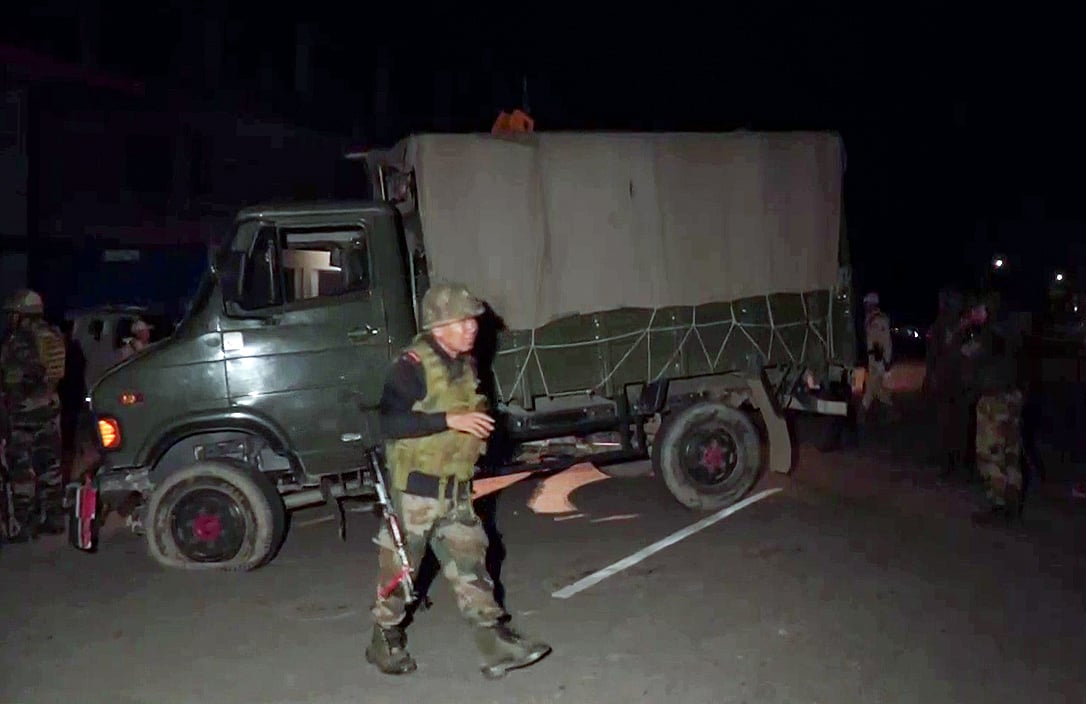 ভারতের মণিপুর রাজ্যে দুষ্কৃতকারীদের হামলার পর নিরাপত্তা বাহিনীর টহল। ১৯ সেপ্টেম্বর ২০২৫, বিষ্ণুপুর জেলার নাম্বোল
