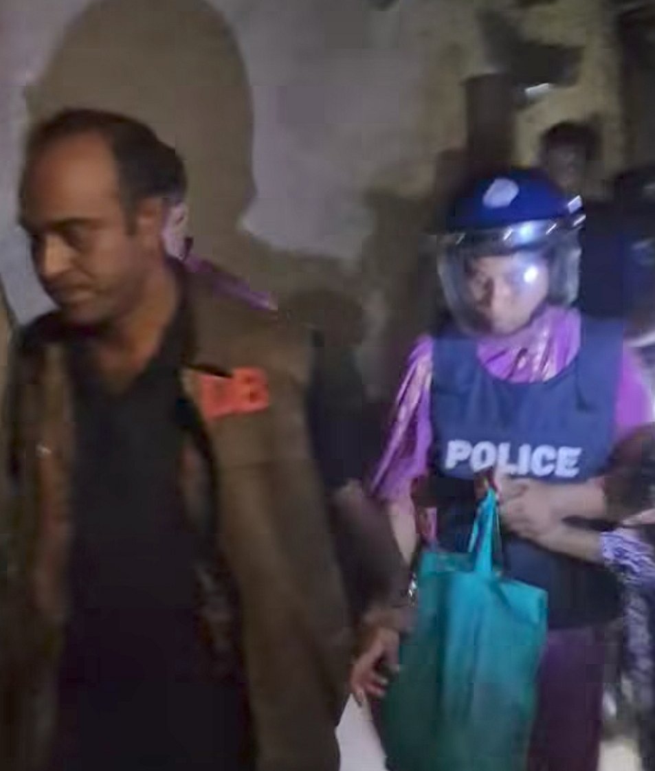 প্রতিবেশী দুই নারীকে আটক করে নিয়ে যায় পুলিশ। গতকাল শুক্রবার রাতে