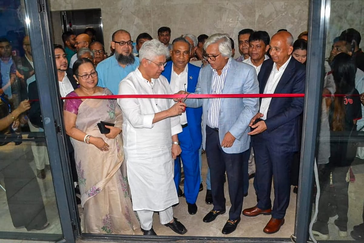 আজ শনিবার তেজগাঁও শিল্প এলাকায় এডিসন প্রাইম ভবনে ‘রোড টু মেড ইন বাংলাদেশ অ্যান্ড অ্যাগ্রো মেশিনারি ফেয়ার ২০২৫’ এর উদ্বোধন করেন শিল্প উপদেষ্টা আদিলুর রহমান