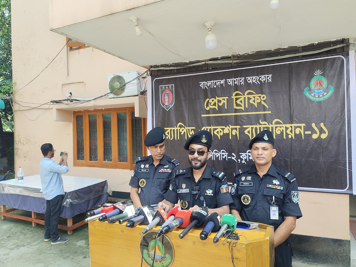 বুড়িচংয়ে যুবককে কুকুর লেলিয়ে দিয়ে নির্যাতনের ঘটনার বিস্তারিত জানাতে সংবাদ সম্মেলন করেন র‍্যাব-১১ সিপিসি-২ কুমিল্লার কোম্পানী অধিনায়ক মেজর সাদমান ইবনে আলম। আজ শনিবার সকালে