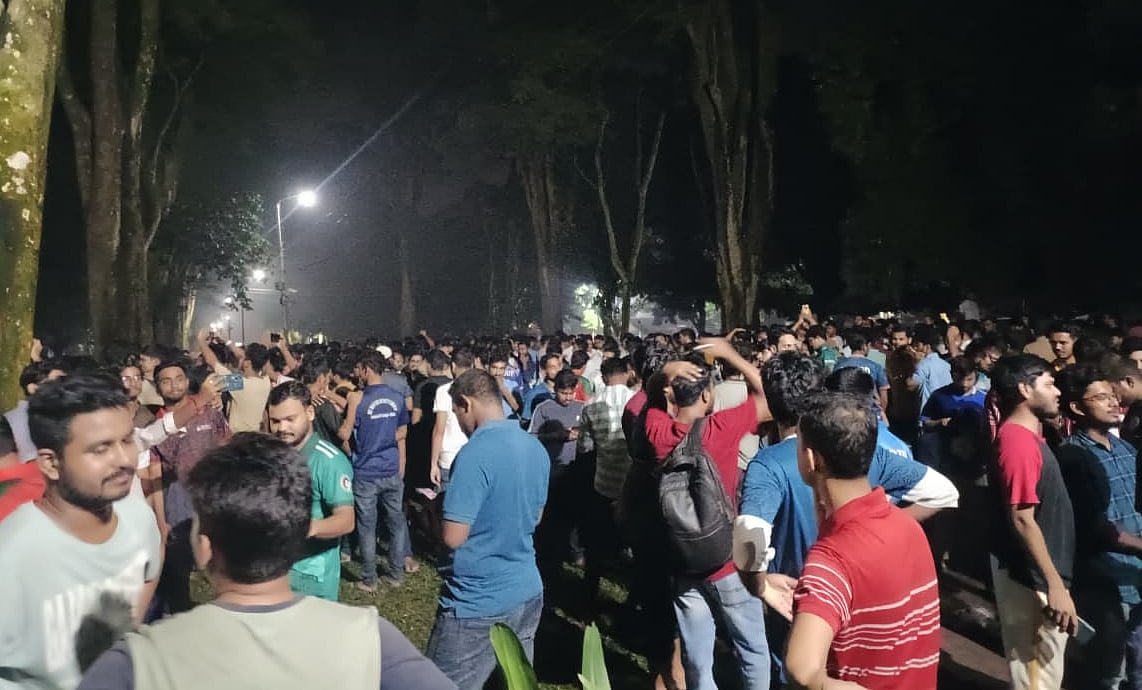 পোষ্য কোটা বাতিলের দাবিতে উপাচার্যের বাসভবনের সামনে অবস্থান করে বিক্ষোভ করছেন রাজশাহী বিশ্ববিদ্যালয়ের শিক্ষার্থীরা। রাত ২টার দিকে তোলা