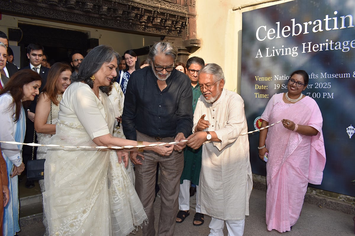 বিশিষ্ট চলচ্চিত্রকার বলিউডের ‘উমরাও জান’ সিনেমার স্রষ্টা মুজাফফর আলী ফিতা কেটে পাঁচ দিনব্যাপী জামদানি প্রদর্শনীর উদ্বোধন করেন। ১৯ সেপ্টেম্বর, নয়াদিল্লি