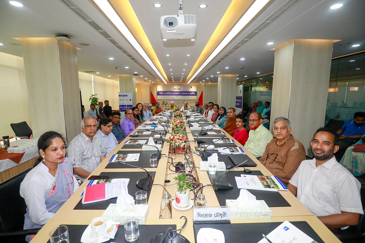 ‘শান্তি ও সম্প্রীতির বাংলাদেশ: বাস্তবতা ও করণীয়’ শীর্ষক গোলটেবিল বৈঠকে অংশগ্রহণকারীরা। ১০ সেপ্টেম্বর ২০২৫ প্রথম আলো কার্যালয়ে