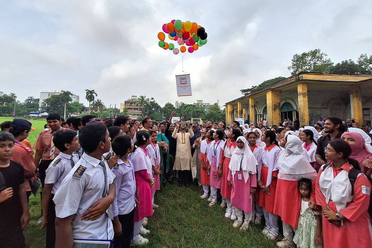 বরিশালে বেলুন উড়িয়ে বিজ্ঞান উৎসবের উদ্বোধন করেন অতিথিরা। আজ সকালে বিএম স্কুল প্রাঙ্গণে
