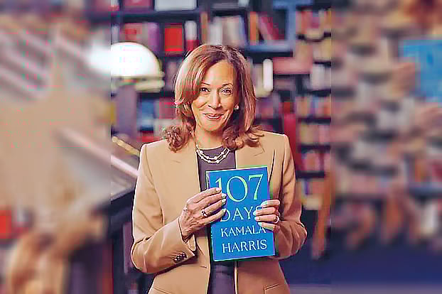 নিজের লেখা বই ‘হানড্রেড অ্যান্ড সেভেন ডেজ’ হাতে যুক্তরাষ্ট্রের সাবেক ভাইস প্রেসিডেন্ট কমলা হ্যারিস