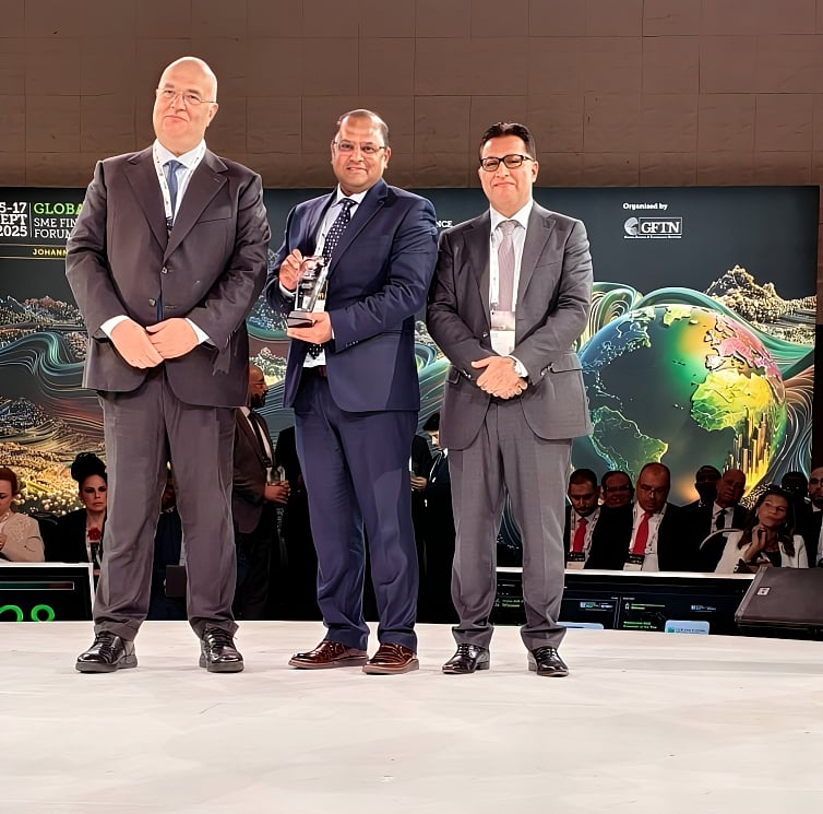 ব্র্যাক ব্যাংকের অ্যাডিশনাল ম্যানেজিং ডিরেক্টর অ্যান্ড হেড অব এসএমই ব্যাংকিং সৈয়দ আব্দুল মোমেন ‘সাসটেইনেবল এসএমই ফাইন্যান্সিয়ার অব দ্য ইয়ার’ পুরস্কার গ্রহণ করেন। জোহানেসবার্গ, দক্ষিণ আফ্রিকা, ১৫ সেপ্টেম্বর