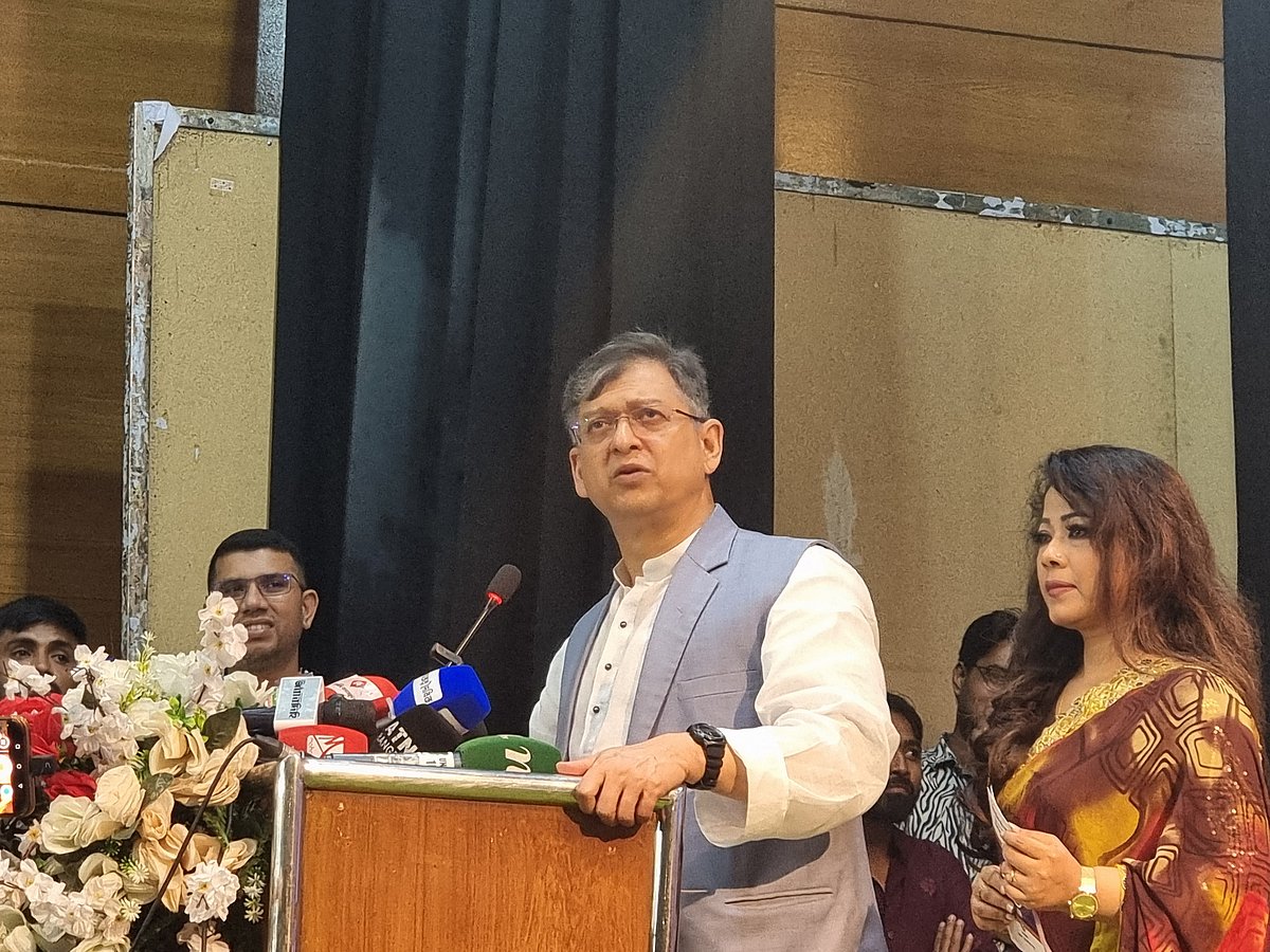 ‘তারুণ্যের রাষ্ট্রচিন্তার তৃতীয় সংলাপ’-এ বক্তব্য দিচ্ছেন বিএনপির স্থায়ী কমিটির সদস্য সালাহউদ্দিন আহমদ। সামাজিক সংগঠন অর্পণ আলোক সংঘ এই সংলাপের আয়োজন করে। আজ শনিবার রাজধানীর কাকরাইল ইনস্টিটিউট অব ডিপ্লোমা ইঞ্জিনিয়ার্স (আইডিইবি) মিলনায়তনে