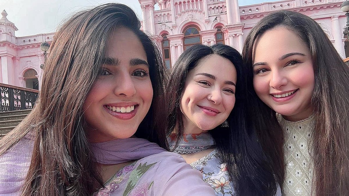 নামিরা নাইমের (বামে) সেলফিতে হানিয়া আমির (মাঝে)