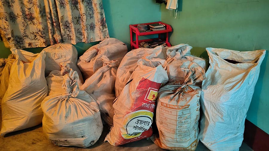 সাবেক ভূমিমন্ত্রী সাইফুজ্জামান চৌধুরীর সম্পদের নথির বস্তা। আজ রোববার ভোরে এগুলো জব্দ করে দুদক