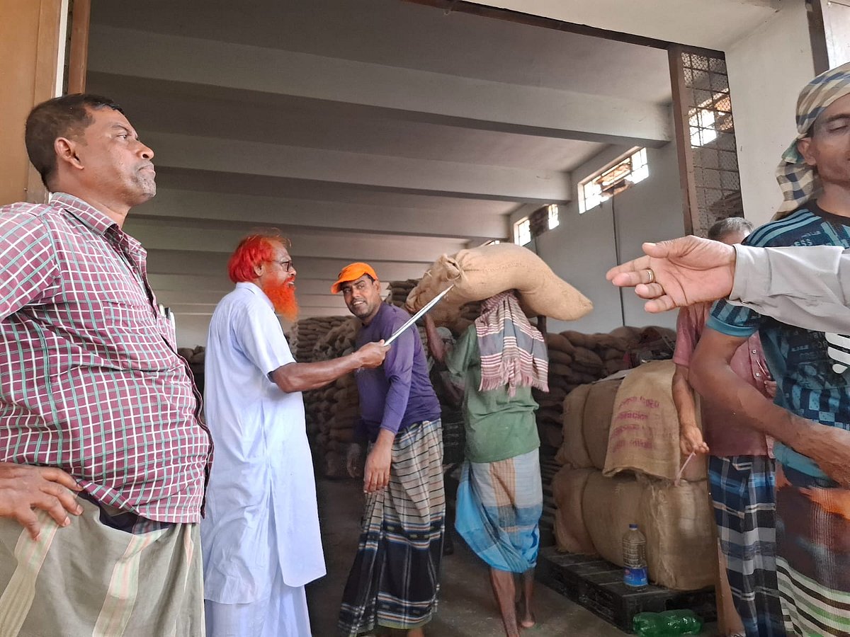 রাজশাহীর বাগমারা উপজেলার ভবানীগঞ্জ খাদ্যগুদামে নিয়মবহির্ভূতভাবে জেলার বাইরে থেকে চাল এনে ঢোকানো হচ্ছে। পাল্টানো হচ্ছে খাওয়ার অনুপযোগী চাল