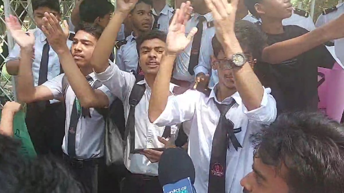 সিলেটের স্কলার্স হোম স্কুল ও কলেজের শিক্ষার্থীর মৃত্যুর ঘটনায় আত্মহত্যার প্ররোচনা দেওয়ার অভিযোগ তুলে সহপাঠীদের বিক্ষোভ। রোববার দুপুরে নগরের শাহি ঈদগাহ এলাকায়