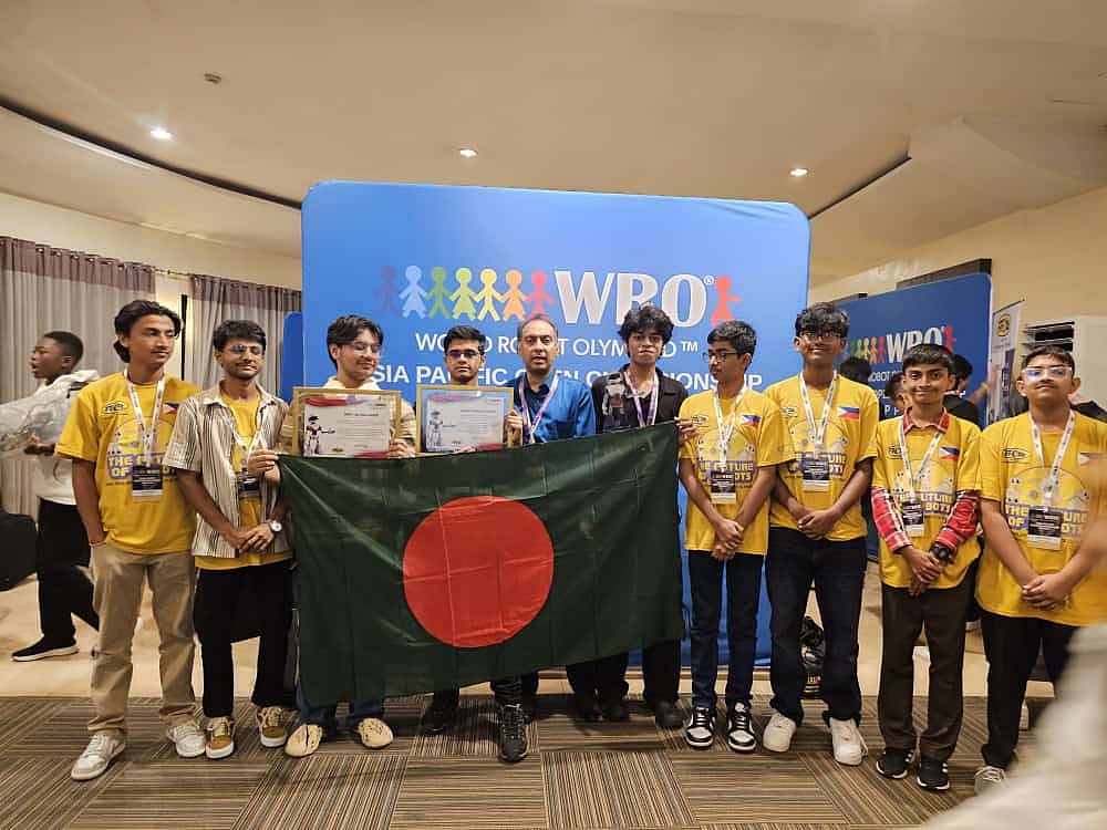 দলনেতার সঙ্গে পুরস্কার বিজয়ী বাংলাদেশ দলের সদস্যরা। ম্যানিলা, ফিলিপাইন, ২১ সেপ্টেম্বর