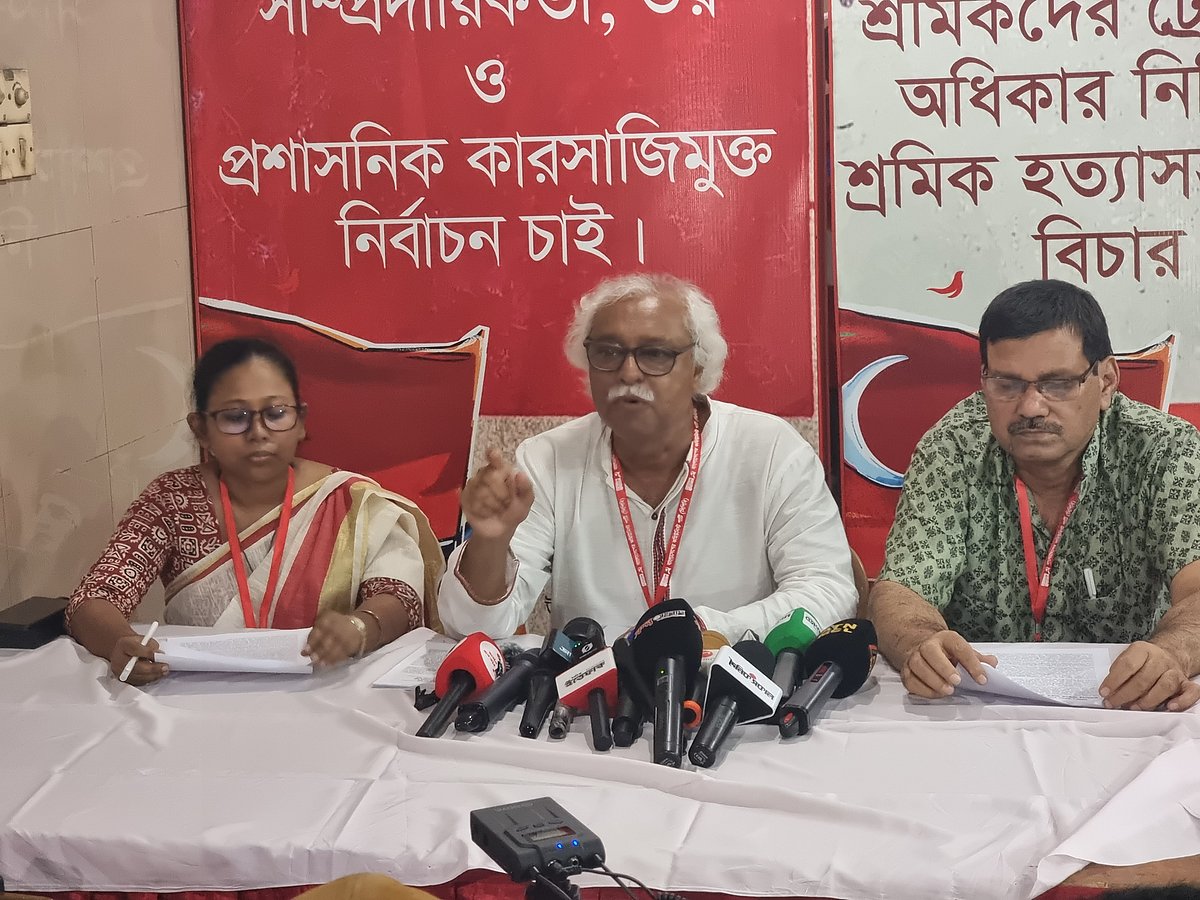 সংবাদ সম্মেলনে বাংলাদেশের কমিউনিস্ট পার্টির (সিপিবি) নেতারা। আজ রোববার সন্ধ্যায় রাজধানীর বিএমএ মিলনায়তনে