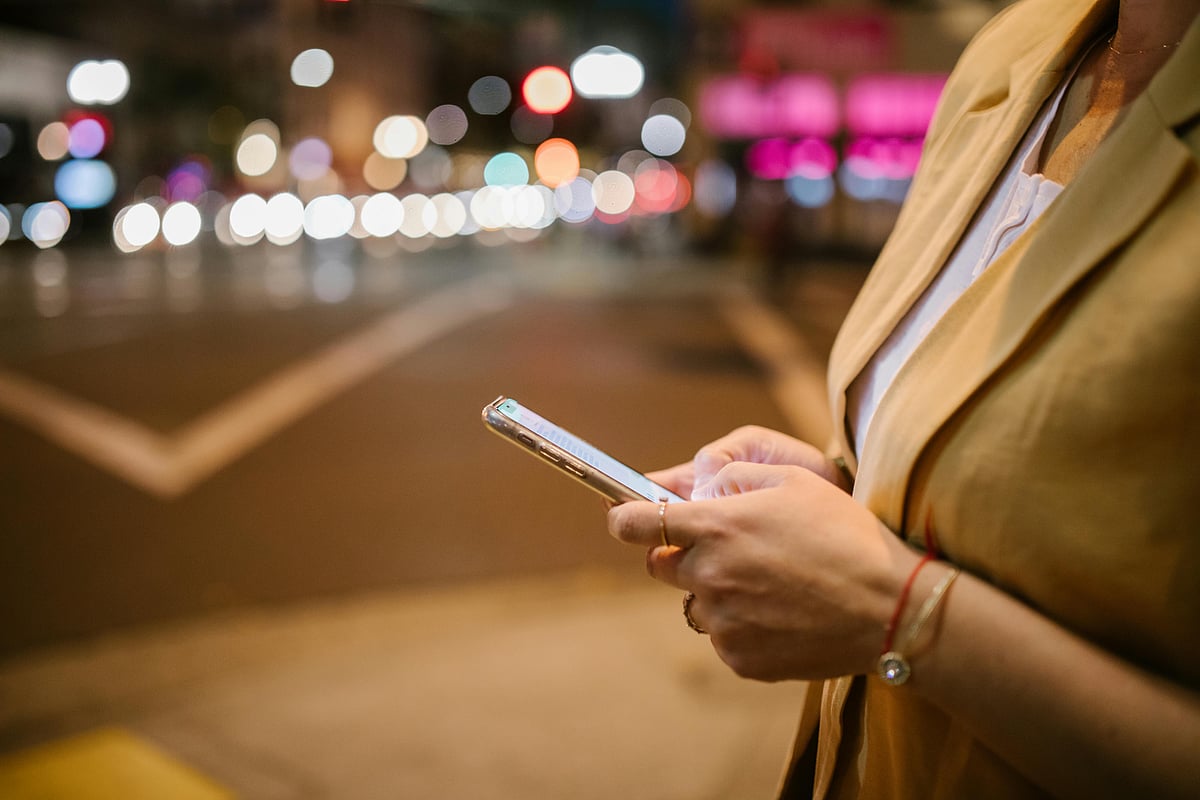 দীর্ঘ সময় এক হাতে স্মার্টফোন ব্যবহার করা অথবা শুধু বুড়ো আঙুল দিয়ে টাইপ করলে আঙুল ও কবজির টেন্ডন এবং সন্ধিগুলোতে চাপ সৃষ্টি করে