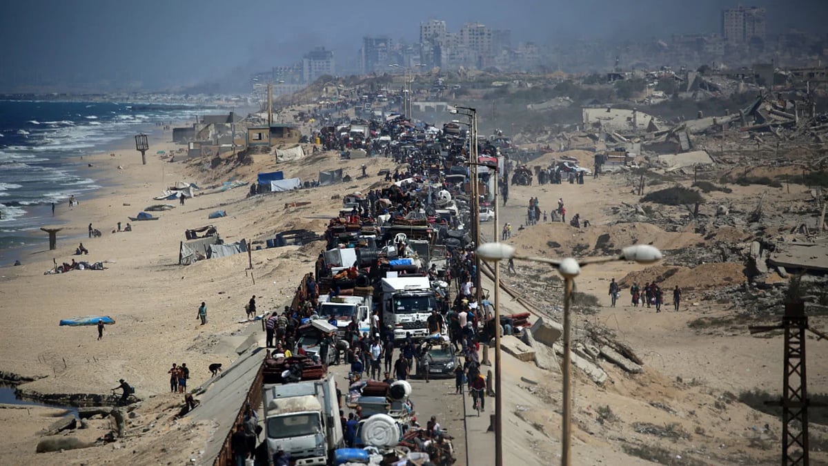 গাজা সিটির বাসিন্দারা নিজেদের মালপত্র নিয়ে গাজা উপত্যকার দক্ষিণে চলে যাচ্ছেন। নুসেইরাত শরণার্থীশিবিরের কাছাকাছি উপকূলীয় সড়ক, ১৯ সেপ্টেম্বর ২০২৫