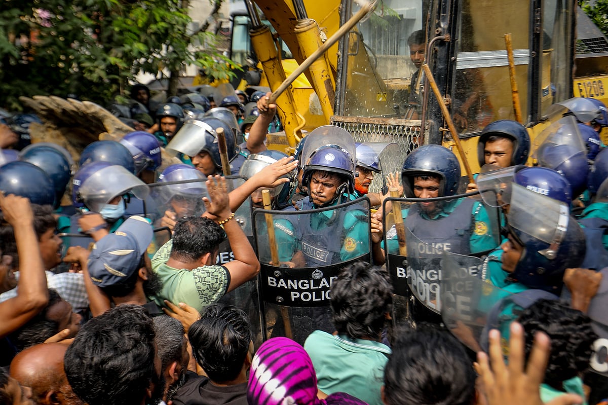 খুলনার বাস্তুহারা এলাকায় মুক্তিযোদ্ধা কলোনিতে উচ্ছেদ অভিযানের সময় পুলিশের সঙ্গে বাসিন্দাদের সংঘর্ষ হয়েছে। আজ রোববার সকালে