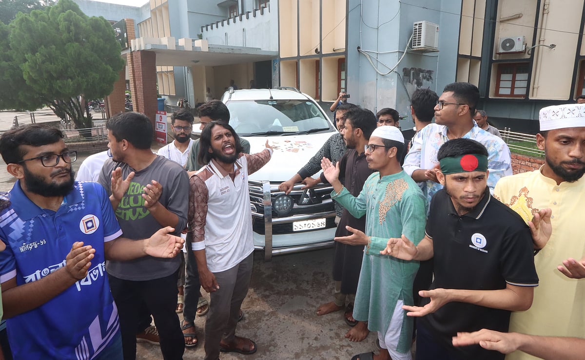 পোষ্য কোটা বাতিলের দাবিতে সহ–উপাচার্য মাঈন উদ্দীনের গাড়ি ঘেরাও করেন শিক্ষার্থীরা। গতকাল শনিবার রাজশাহী বিশ্ববিদ্যালয়ের প্রশাসন ভবনের সামনে