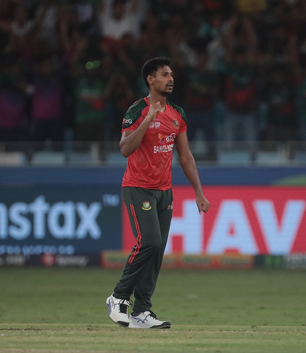 মোস্তাফিজুর রহমান গতকাল দুবাইয়ে শ্রীলঙ্কার বিপক্ষে ৩ উইকেট নিয়েছেন