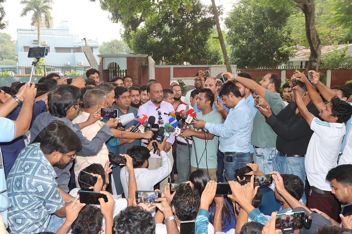 সিন্ডিকেটের জরুরি সভা শেষে সাংবাদিকদের সঙ্গে কথা বলছেন রাজশাহী বিশ্ববিদ্যালয়ের রেজিস্ট্রার (ভারপ্রাপ্ত) অধ্যাপক ইফতিখারুল আলম মাসউদ। আজ বিকেলে উপাচার্যের বাসভবনের সামনে