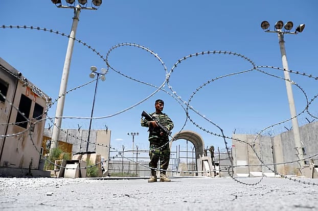 বাগরাম ঘাঁটির বাইরে একজন আফগান সেনা