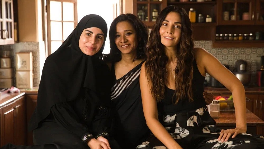 সিনেমার অভিনয়শিল্পীদের সঙ্গে তন্নিষ্ঠ্যা। ইনস্টাগ্রাম থেকে