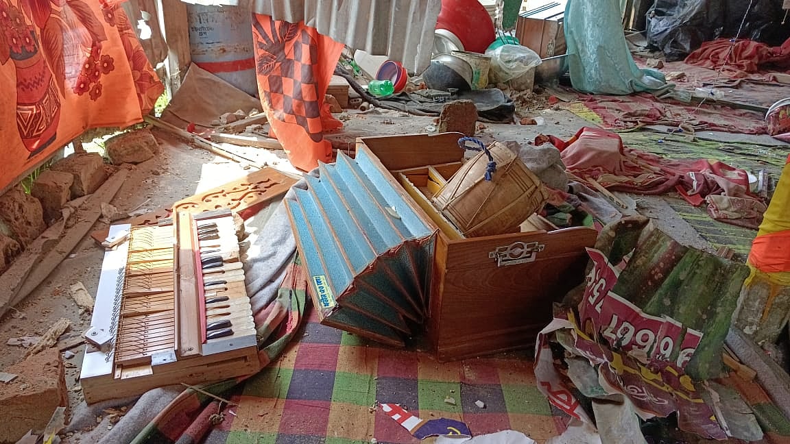 ময়মনসিংহ নগরের সুতিয়াখালী বাজারে ‘আত্তায়ে রাসুল চার তরিকা খাজা বাবার দায়রা শরিফ’ নামের খানকায় ভাঙচুরের সময় ভাঙা হয় হারমোননিয়াম। গতকাল শনিবার দুপুরে তোলা