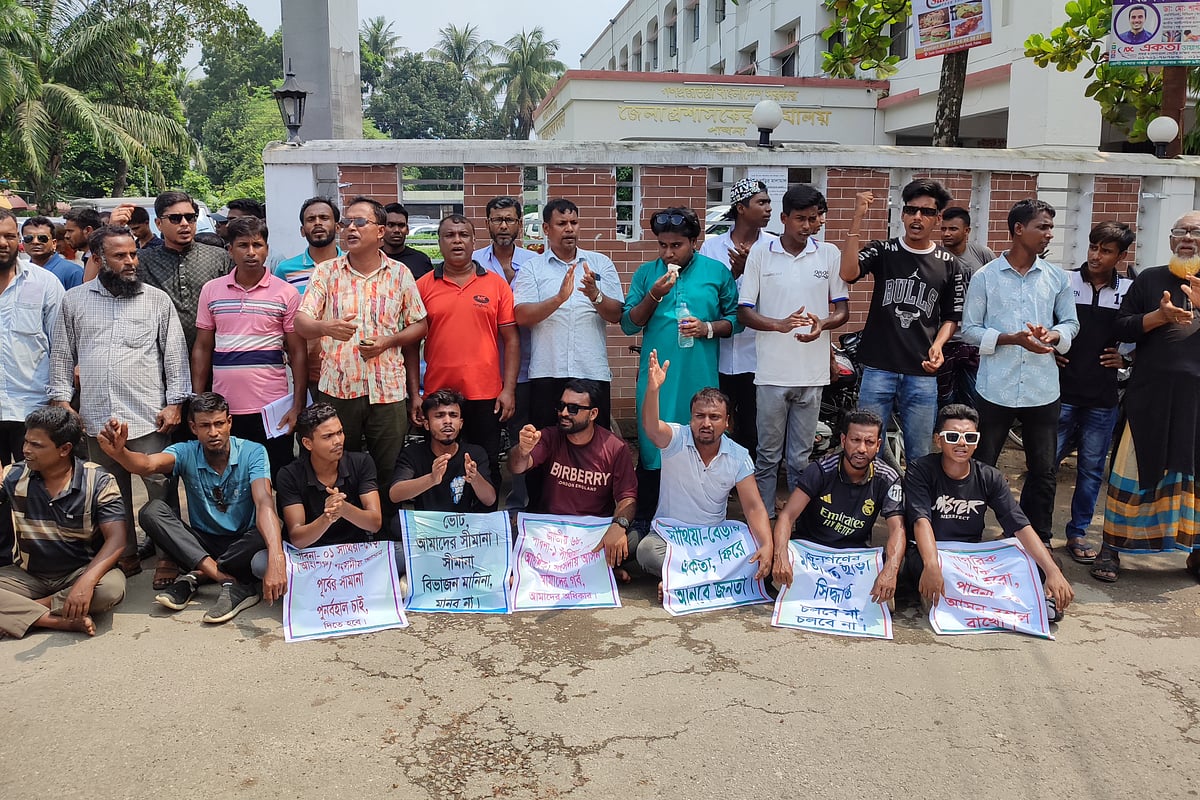 পাবনা-১ সংসদীয় আসন থেকে বেড়া উপজেলার একটি অংশকে বাদ দেওয়ার প্রতিবাদে পাবনা জেলা প্রশাসক কার্যালয়ে প্রধান ফটকের সামনে অবস্থান নেন আন্দোলনকারীরা। রোববার দুপুরে